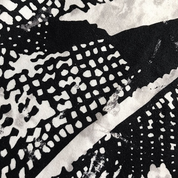 🆕🔥RARE11 LULULEMON ATHLETICA SUPER CUTE TANK BLACK&WHITE MSRP THIS STYLE 125$ - Picture 12 of 15